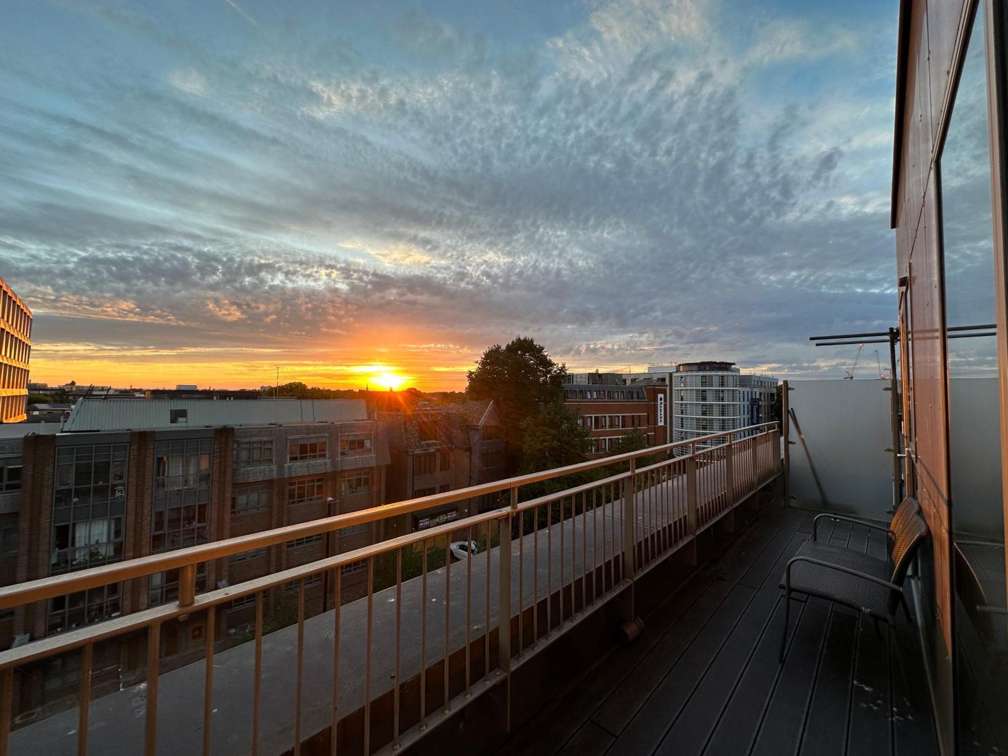 Spacious 2 Bedroom Penthouse Retreat Лондон