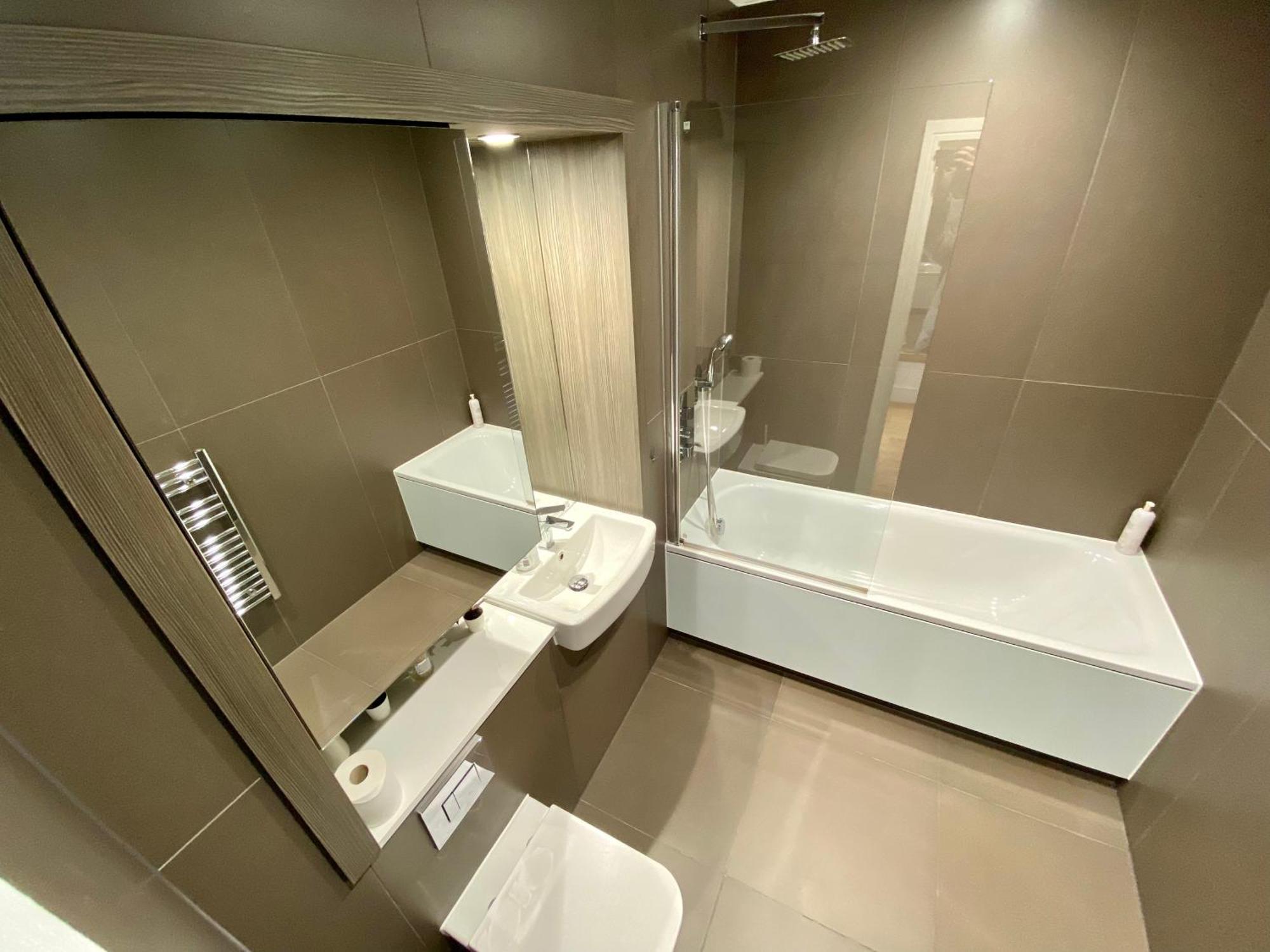 Spacious 2 Bedroom Penthouse Retreat Лондон