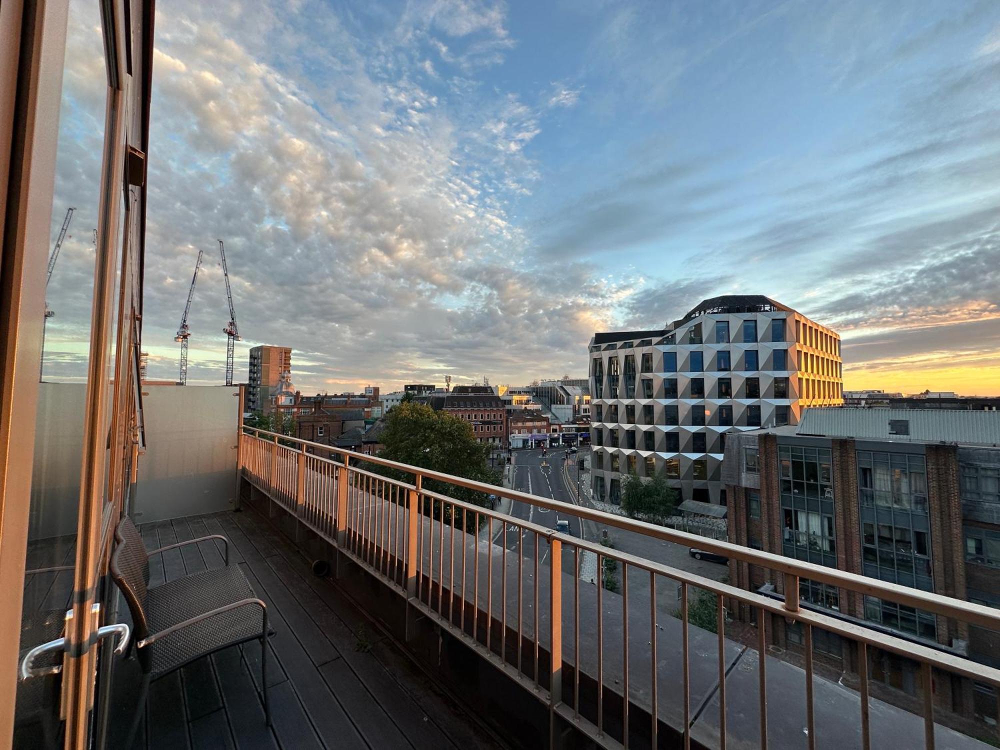 Spacious 2 Bedroom Penthouse Retreat Лондон